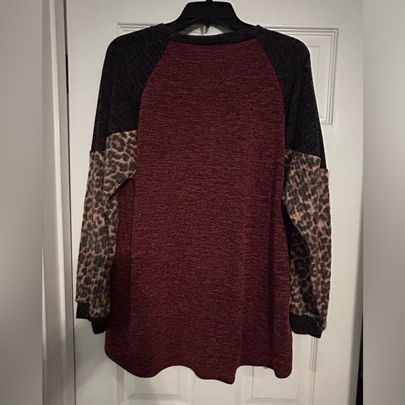 Grateful Hearts Women’s Size 2X Black, Burgandy & Animal‎ Print, Long Sleeve - Picture 2 of 4